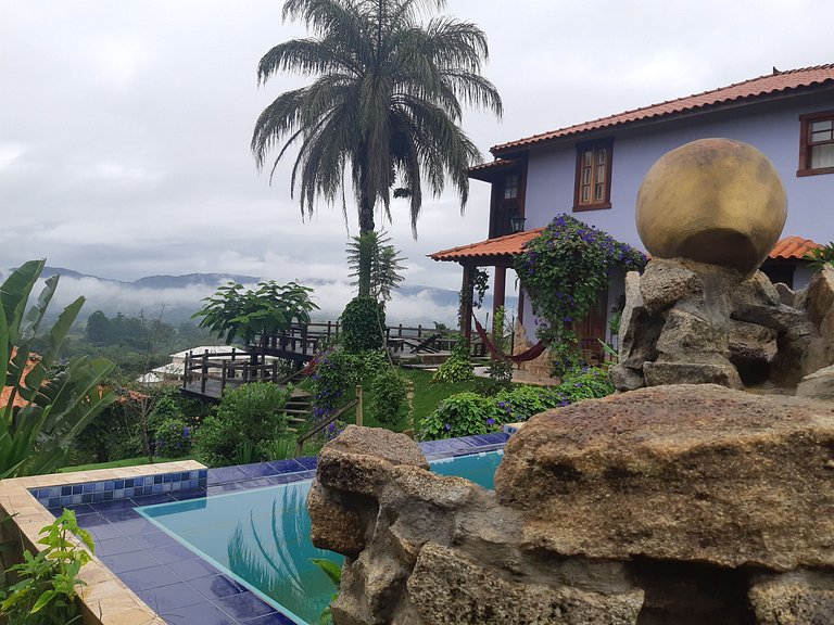 Suíte com terraço e vista pra serra