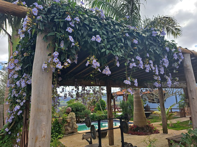 Suíte com terraço e vista pra serra