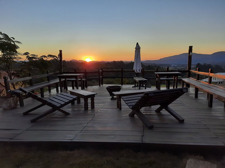 Suíte com terraço e vista pra serra