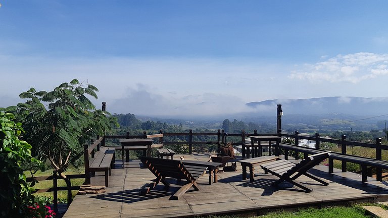 Suíte com terraço e vista pra serra