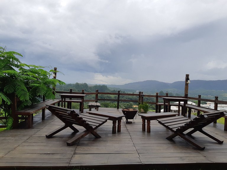 Suíte com terraço e vista pra serra