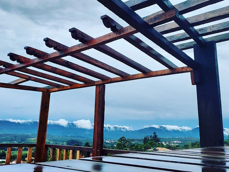 Suíte com terraço e vista pra serra