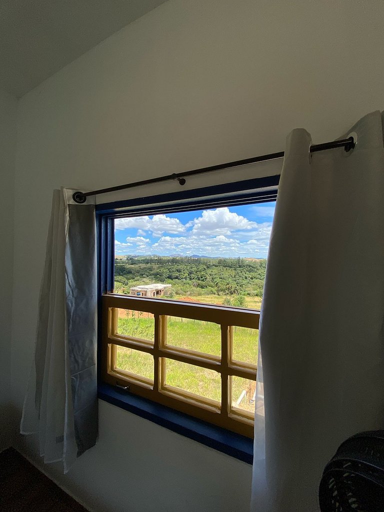 Suíte com terraço e vista pra serra