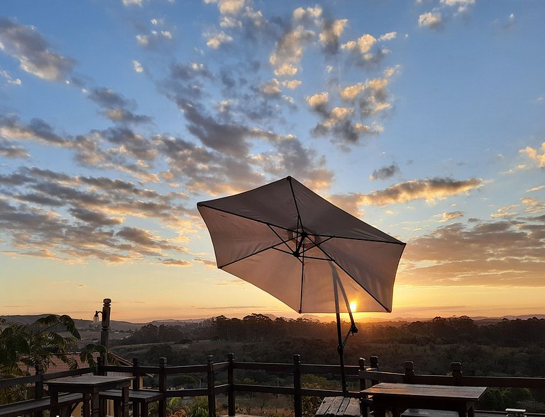 Suíte com varanda e vista pra serra