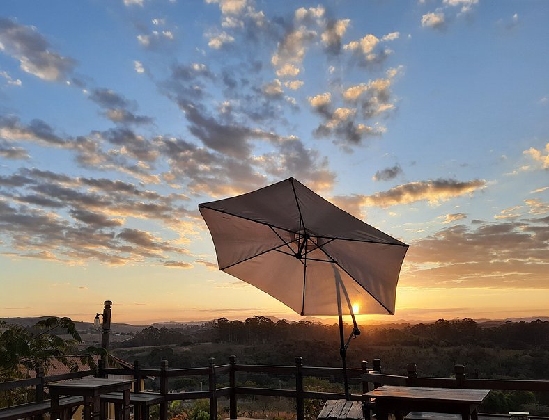 Suíte com varanda e vista pra serra